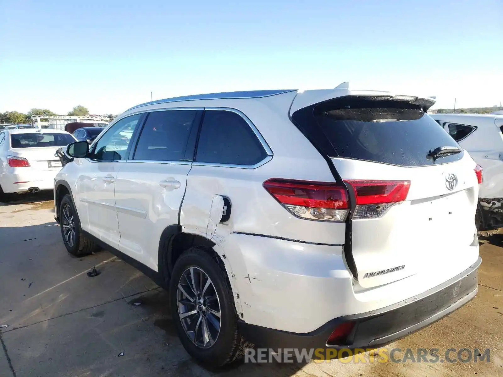 3 Photograph of a damaged car 5TDKZRFH7KS362035 TOYOTA HIGHLANDER 2019