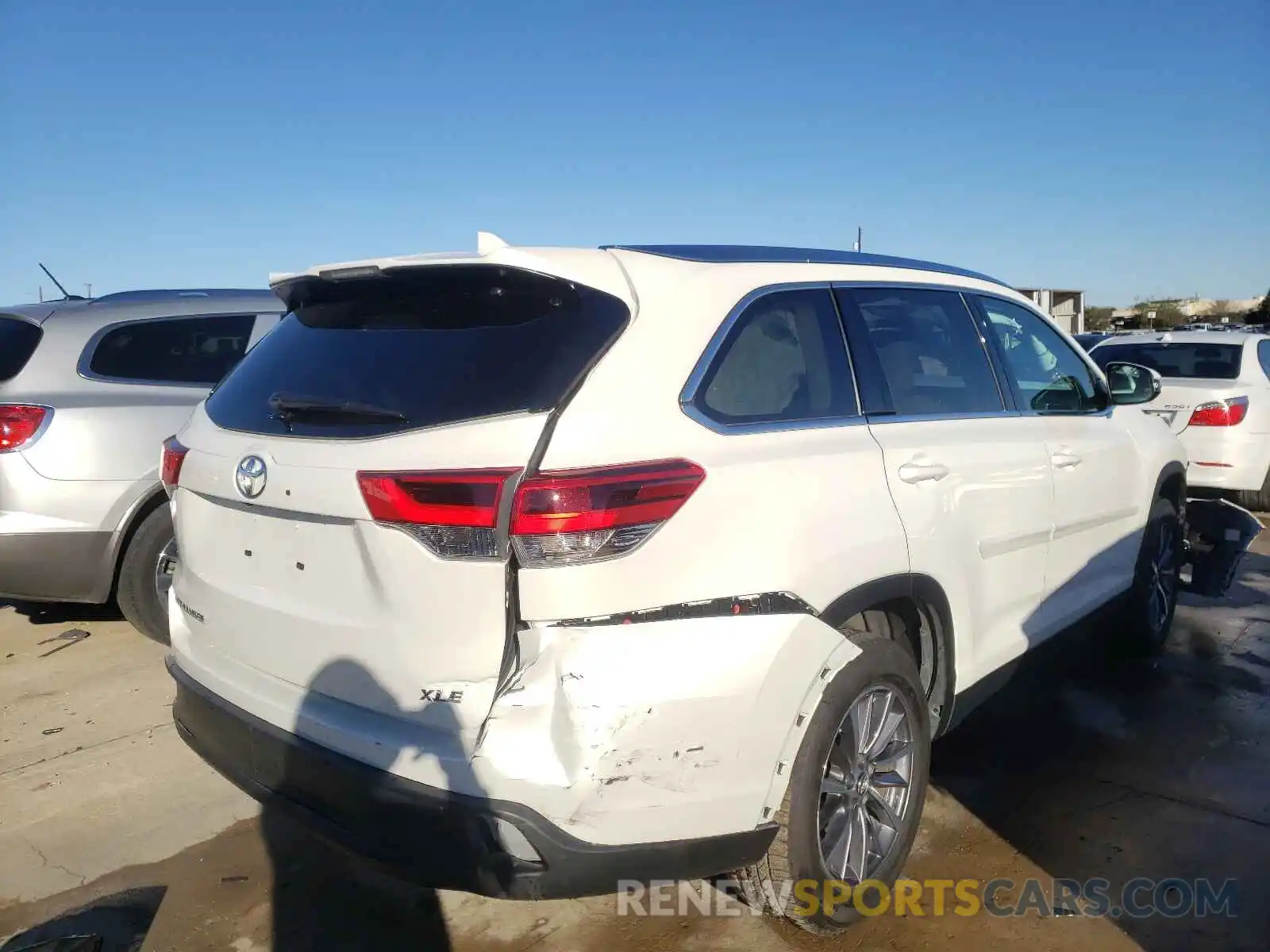 4 Photograph of a damaged car 5TDKZRFH7KS362035 TOYOTA HIGHLANDER 2019