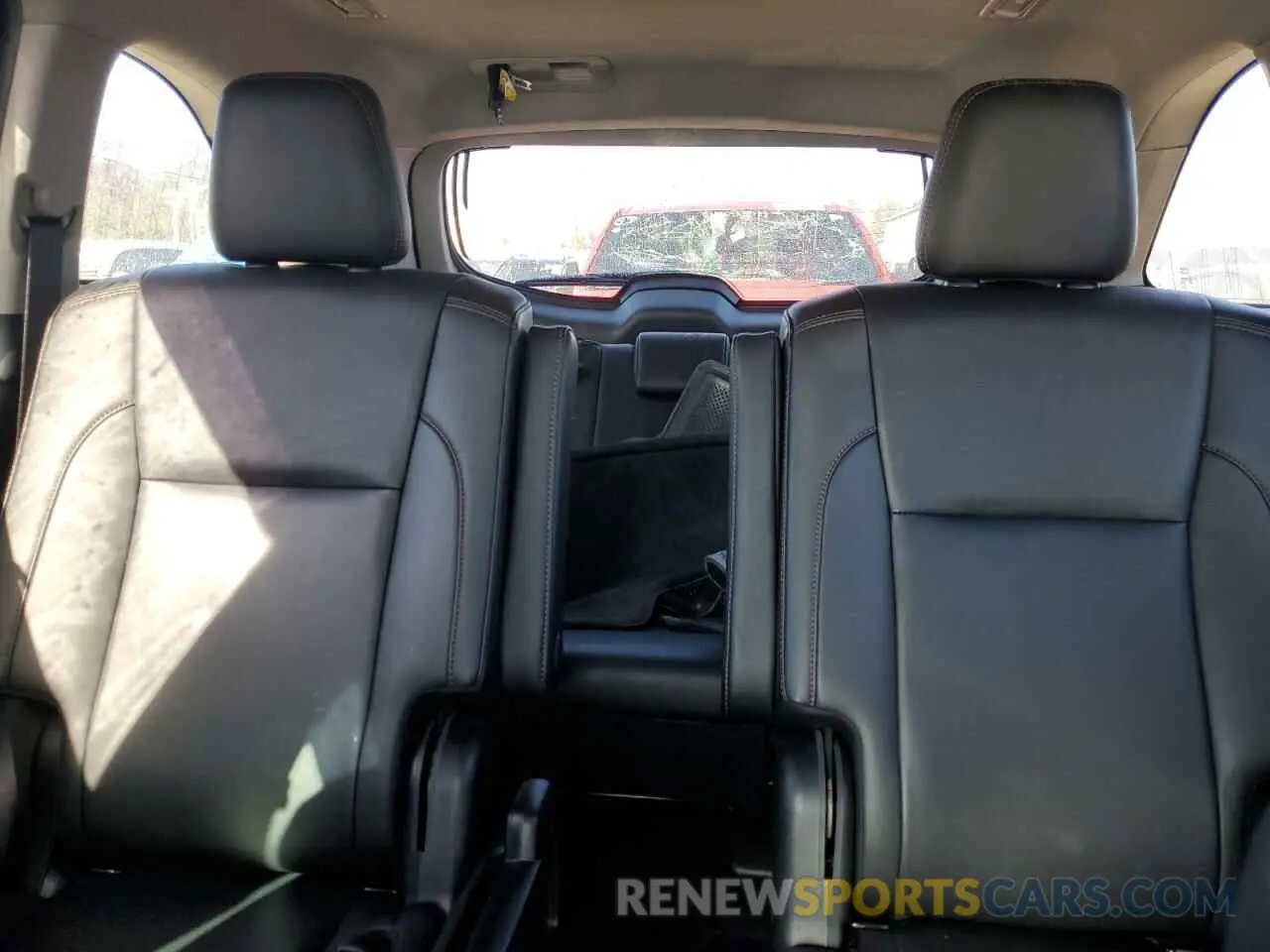 10 Photograph of a damaged car 5TDKZRFH7KS558704 TOYOTA HIGHLANDER 2019