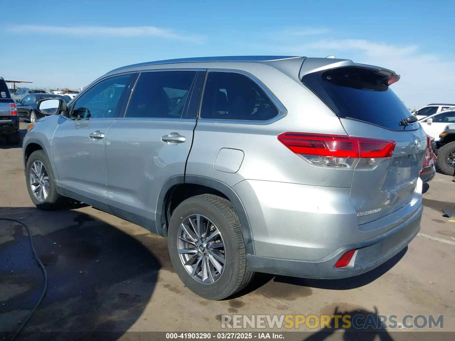 3 Photograph of a damaged car 5TDKZRFH7KS558962 TOYOTA HIGHLANDER 2019