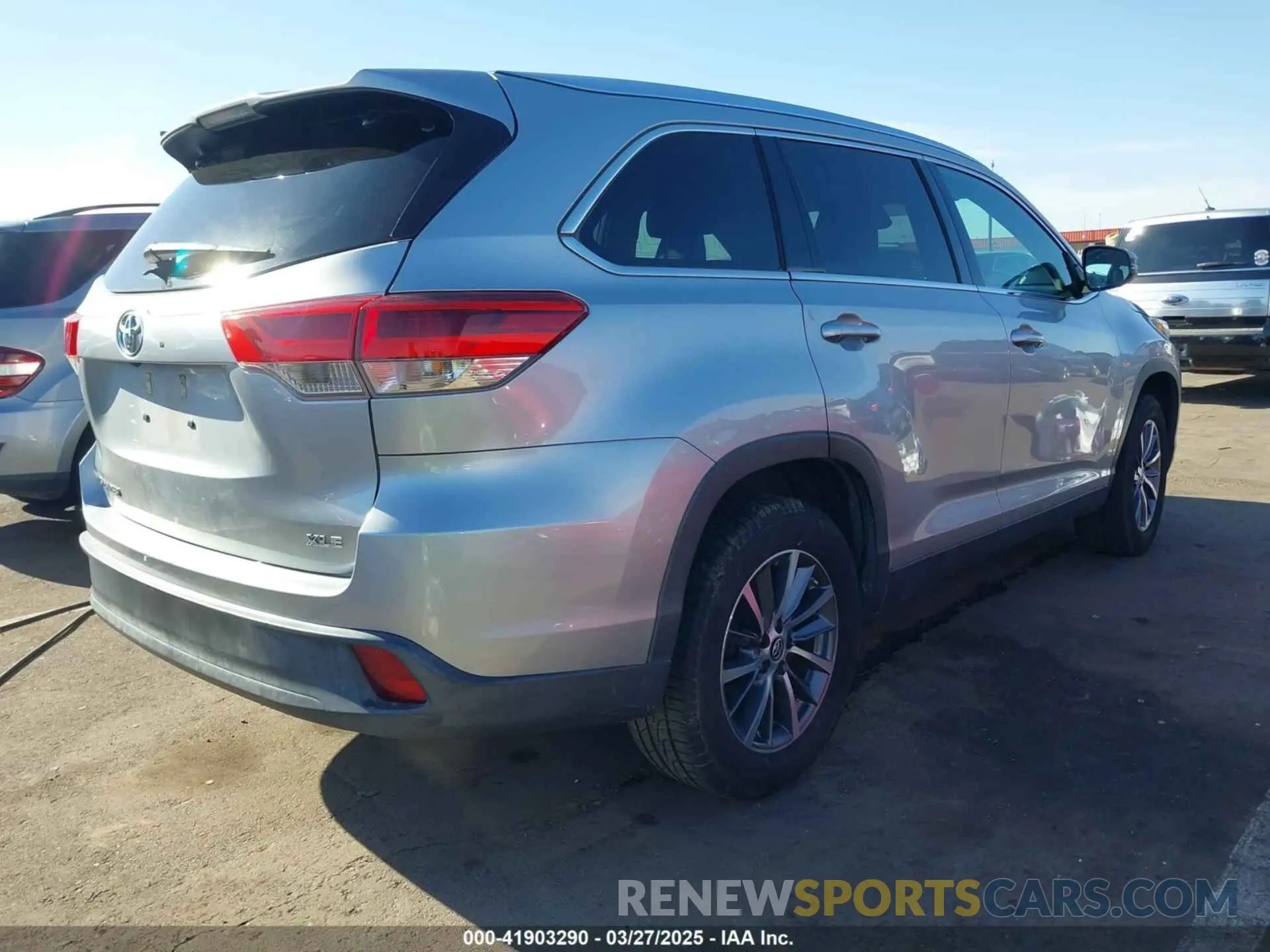 4 Photograph of a damaged car 5TDKZRFH7KS558962 TOYOTA HIGHLANDER 2019