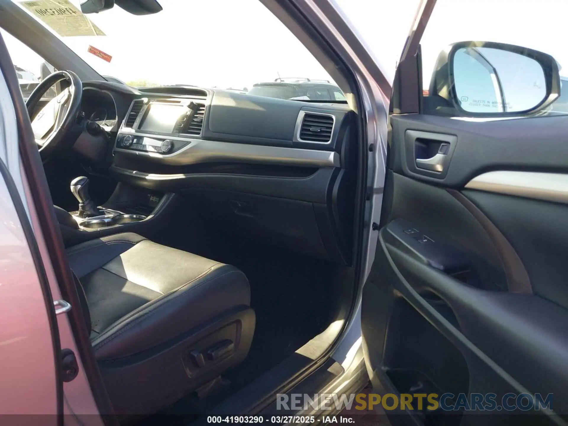 5 Photograph of a damaged car 5TDKZRFH7KS558962 TOYOTA HIGHLANDER 2019