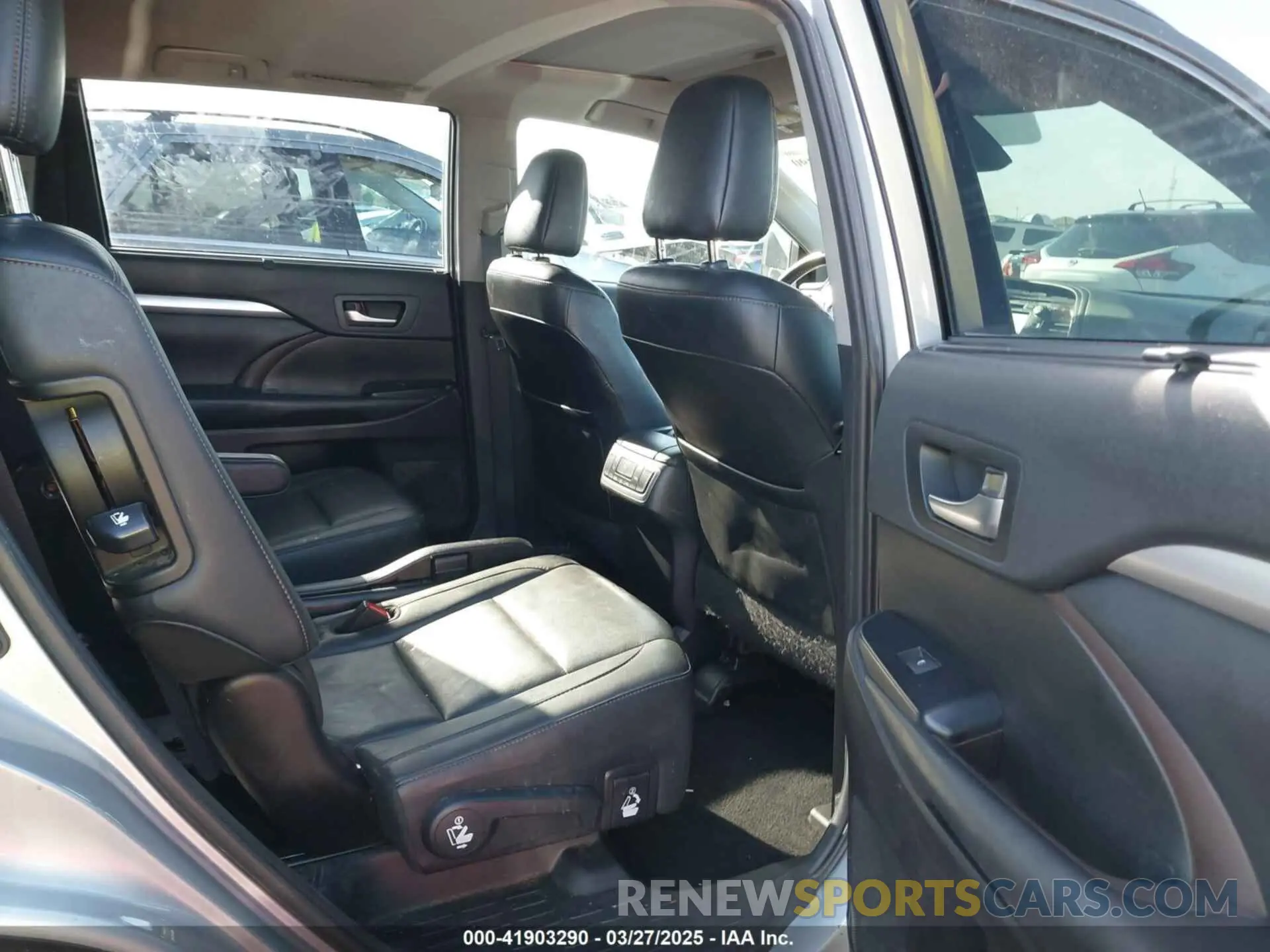 8 Photograph of a damaged car 5TDKZRFH7KS558962 TOYOTA HIGHLANDER 2019