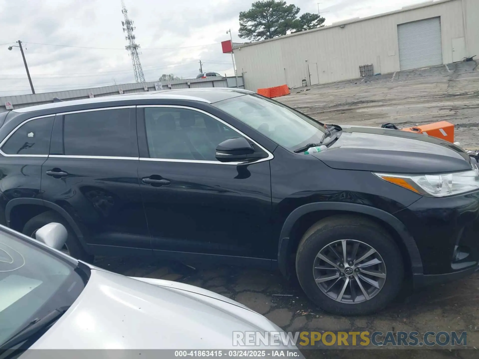 13 Photograph of a damaged car 5TDKZRFH7KS560257 TOYOTA HIGHLANDER 2019