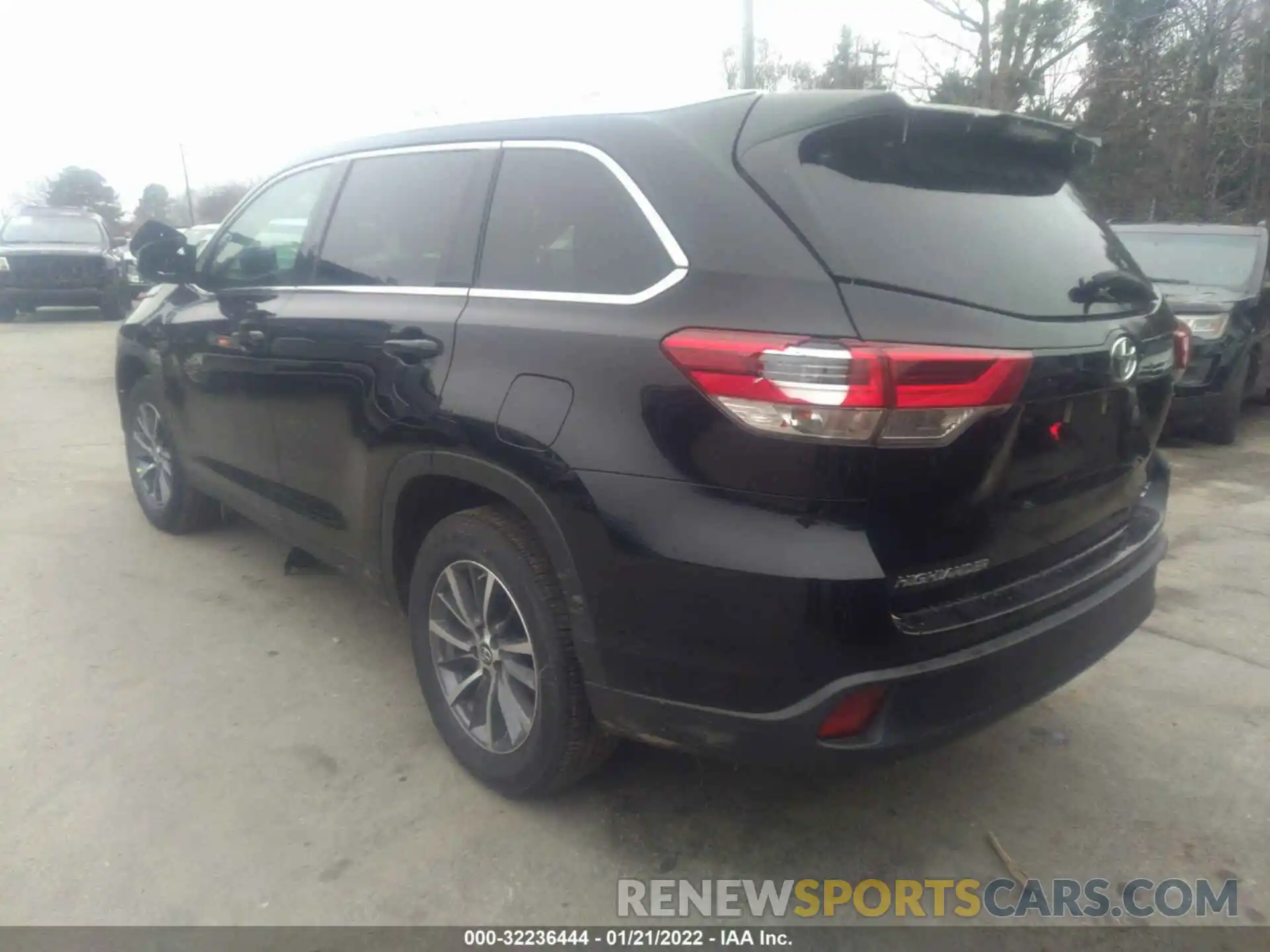 3 Photograph of a damaged car 5TDKZRFH7KS560596 TOYOTA HIGHLANDER 2019