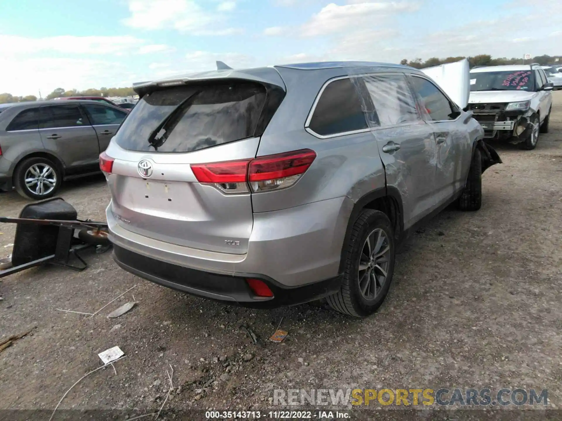 4 Photograph of a damaged car 5TDKZRFH7KS561022 TOYOTA HIGHLANDER 2019