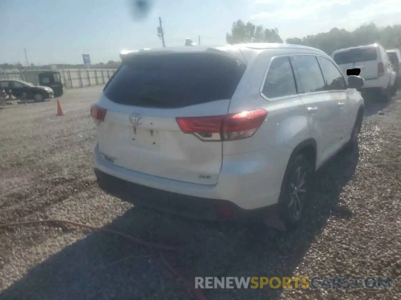 4 Photograph of a damaged car 5TDKZRFH7KS562218 TOYOTA HIGHLANDER 2019