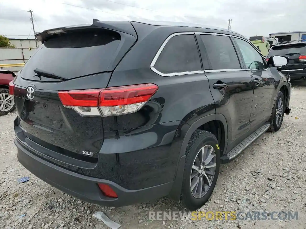 4 Photograph of a damaged car 5TDKZRFH7KS563689 TOYOTA HIGHLANDER 2019