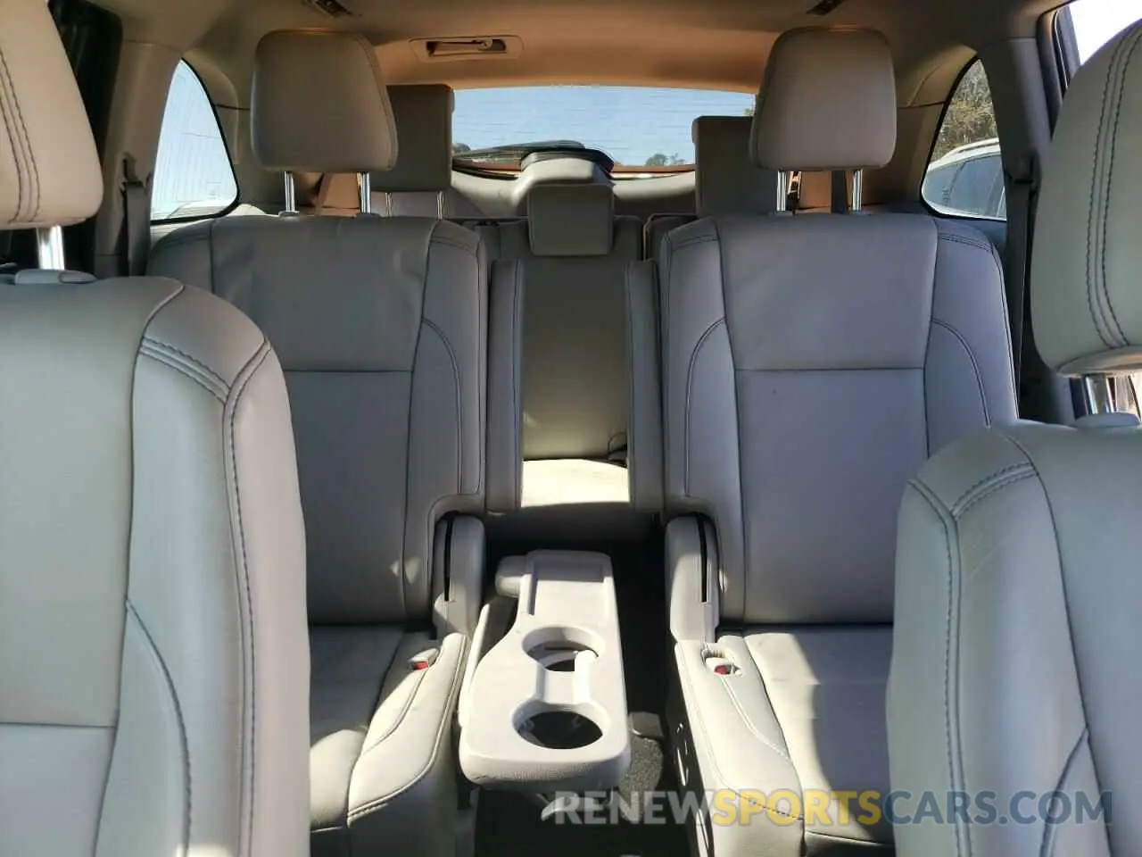 10 Photograph of a damaged car 5TDKZRFH7KS568830 TOYOTA HIGHLANDER 2019