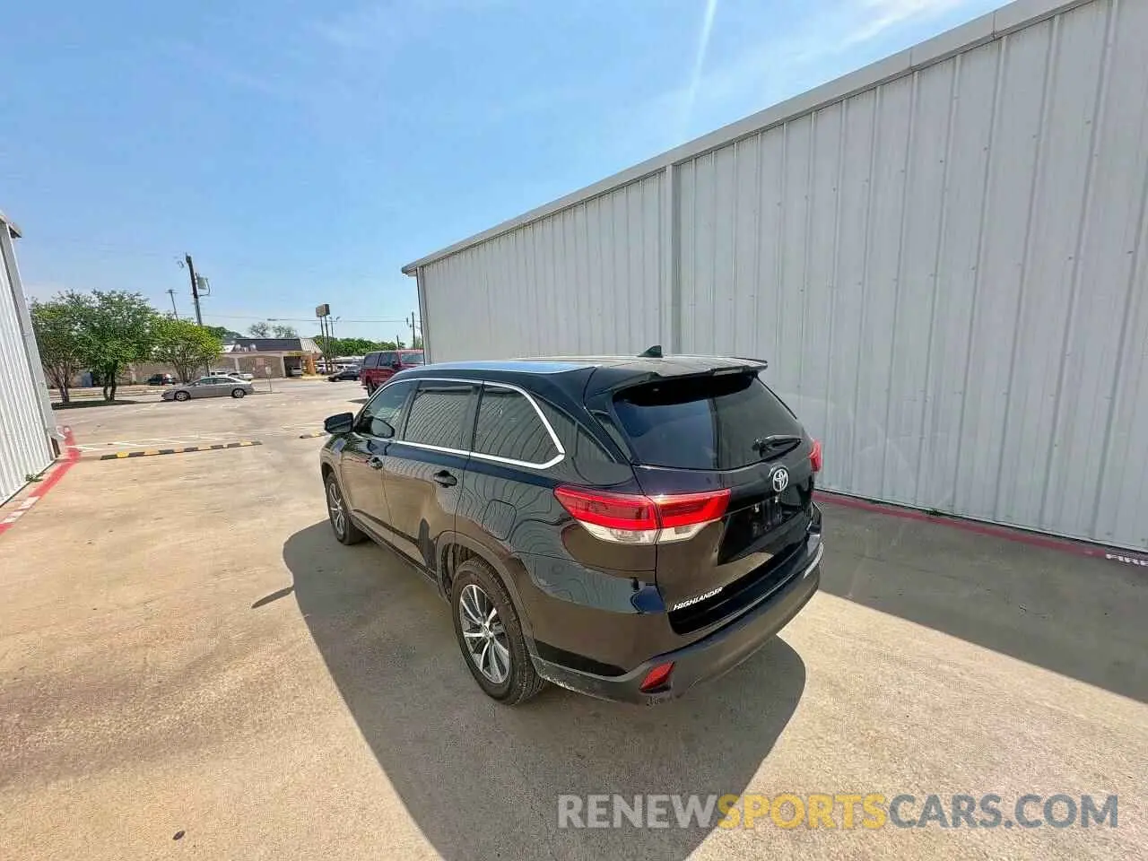 3 Photograph of a damaged car 5TDKZRFH7KS572196 TOYOTA HIGHLANDER 2019