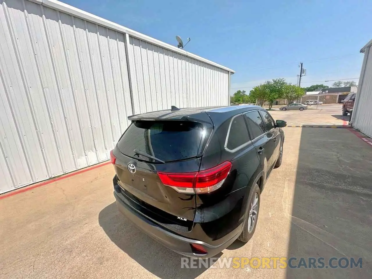 4 Photograph of a damaged car 5TDKZRFH7KS572196 TOYOTA HIGHLANDER 2019