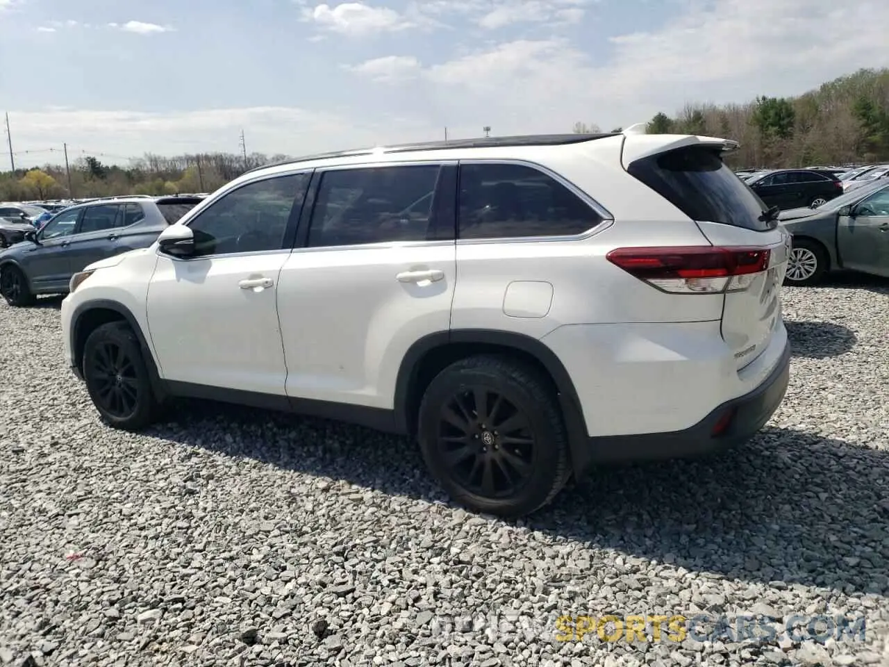 2 Photograph of a damaged car 5TDKZRFH7KS575003 TOYOTA HIGHLANDER 2019