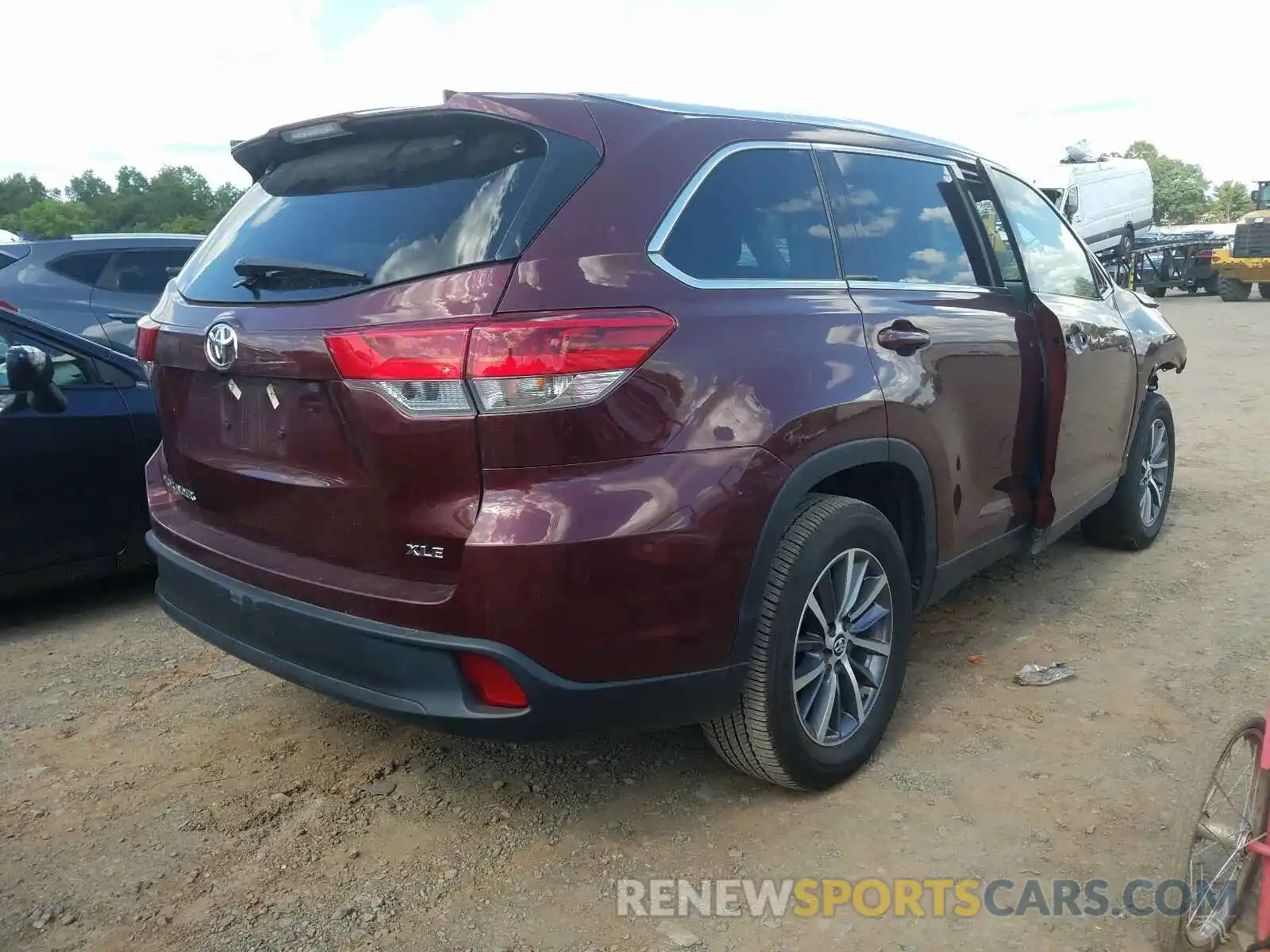 4 Photograph of a damaged car 5TDKZRFH8KS308257 TOYOTA HIGHLANDER 2019