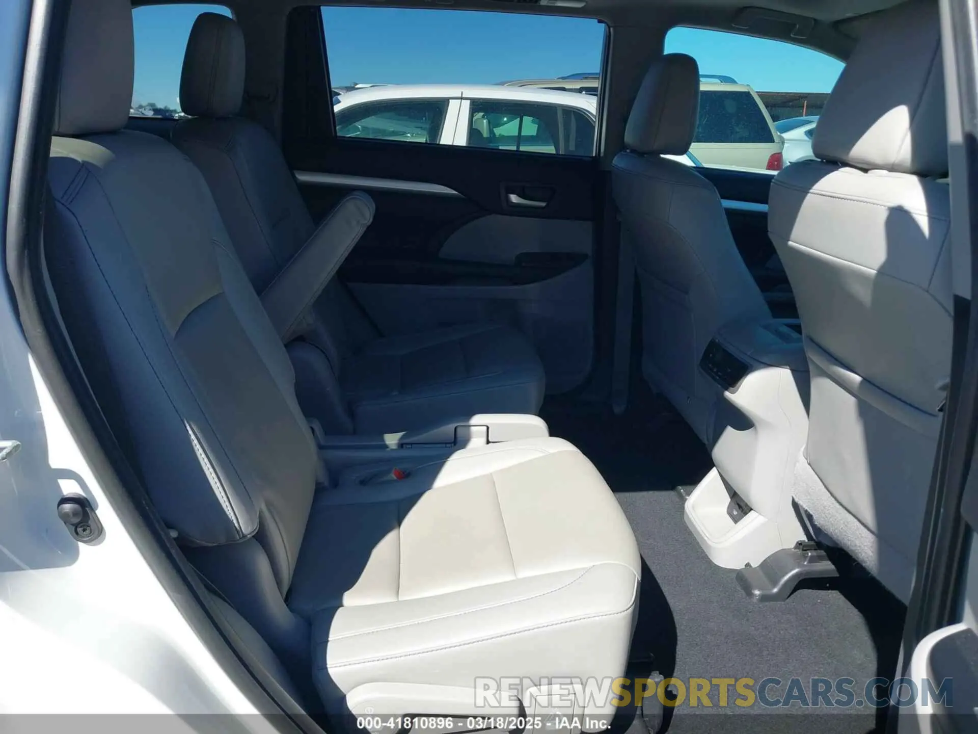 8 Photograph of a damaged car 5TDKZRFH8KS309666 TOYOTA HIGHLANDER 2019