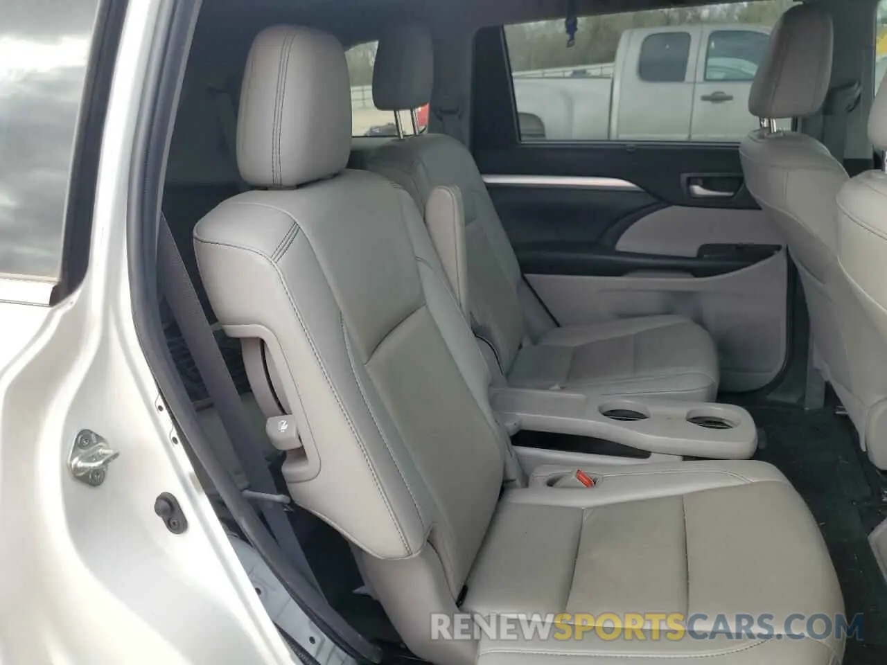 11 Photograph of a damaged car 5TDKZRFH8KS326628 TOYOTA HIGHLANDER 2019