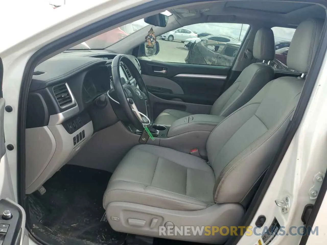 7 Photograph of a damaged car 5TDKZRFH8KS326628 TOYOTA HIGHLANDER 2019