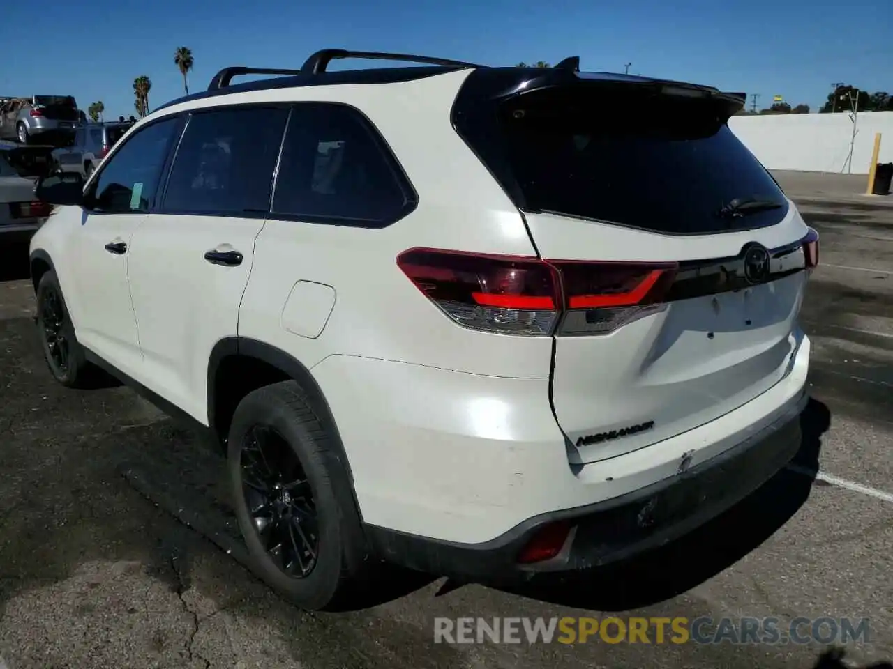 2 Photograph of a damaged car 5TDKZRFH8KS329903 TOYOTA HIGHLANDER 2019