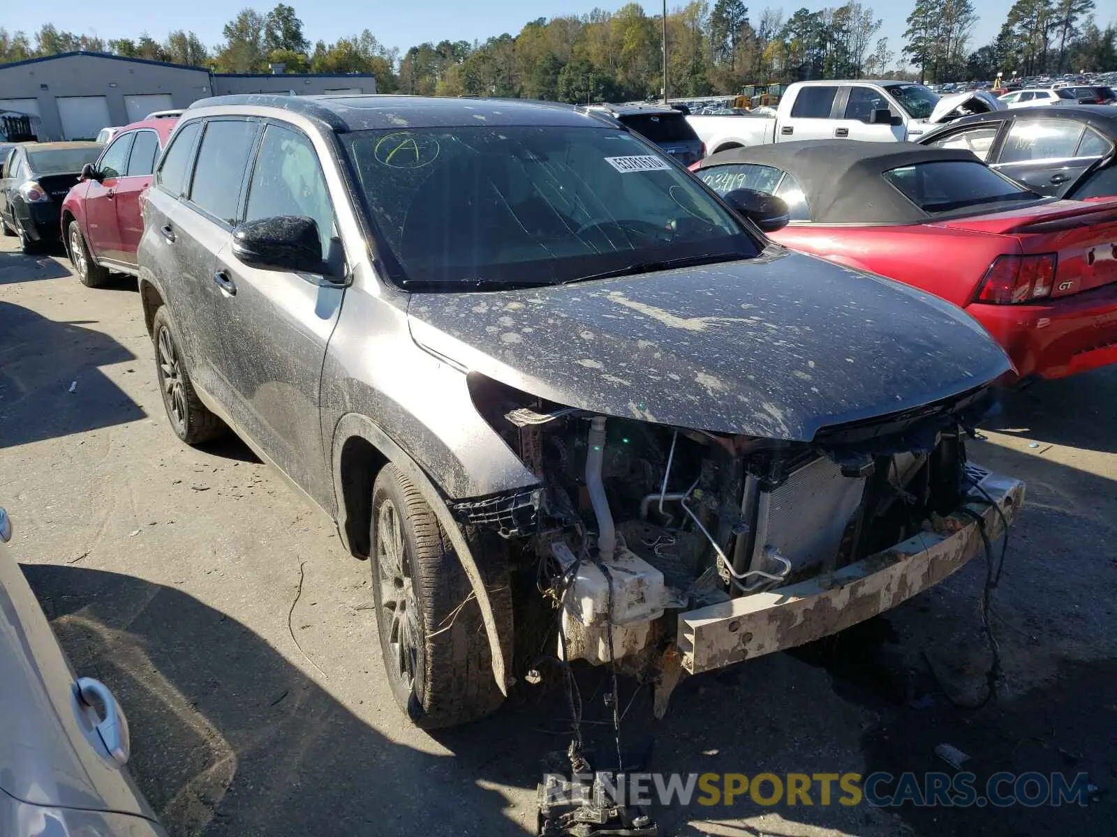1 Photograph of a damaged car 5TDKZRFH8KS330128 TOYOTA HIGHLANDER 2019