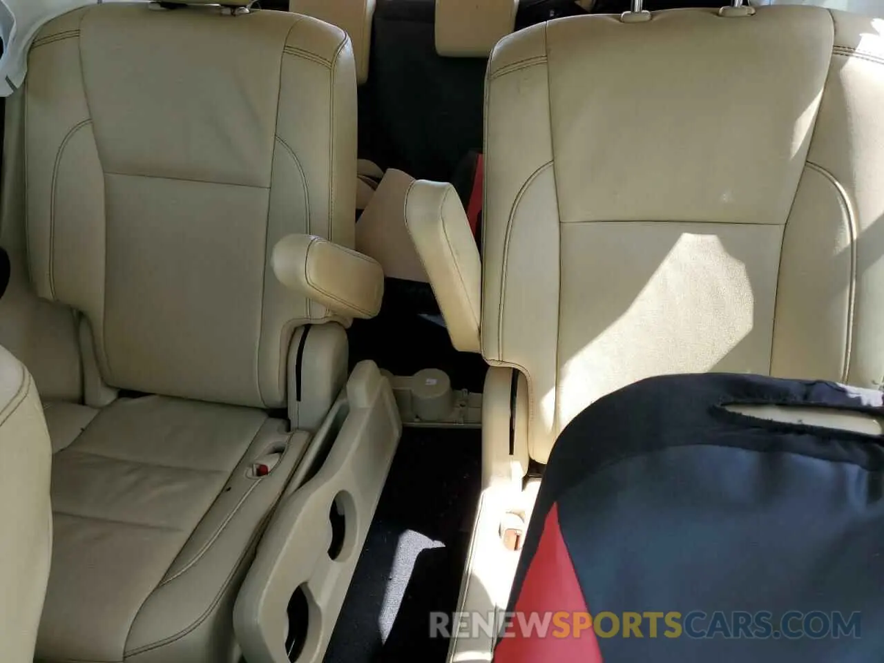 10 Photograph of a damaged car 5TDKZRFH8KS357510 TOYOTA HIGHLANDER 2019