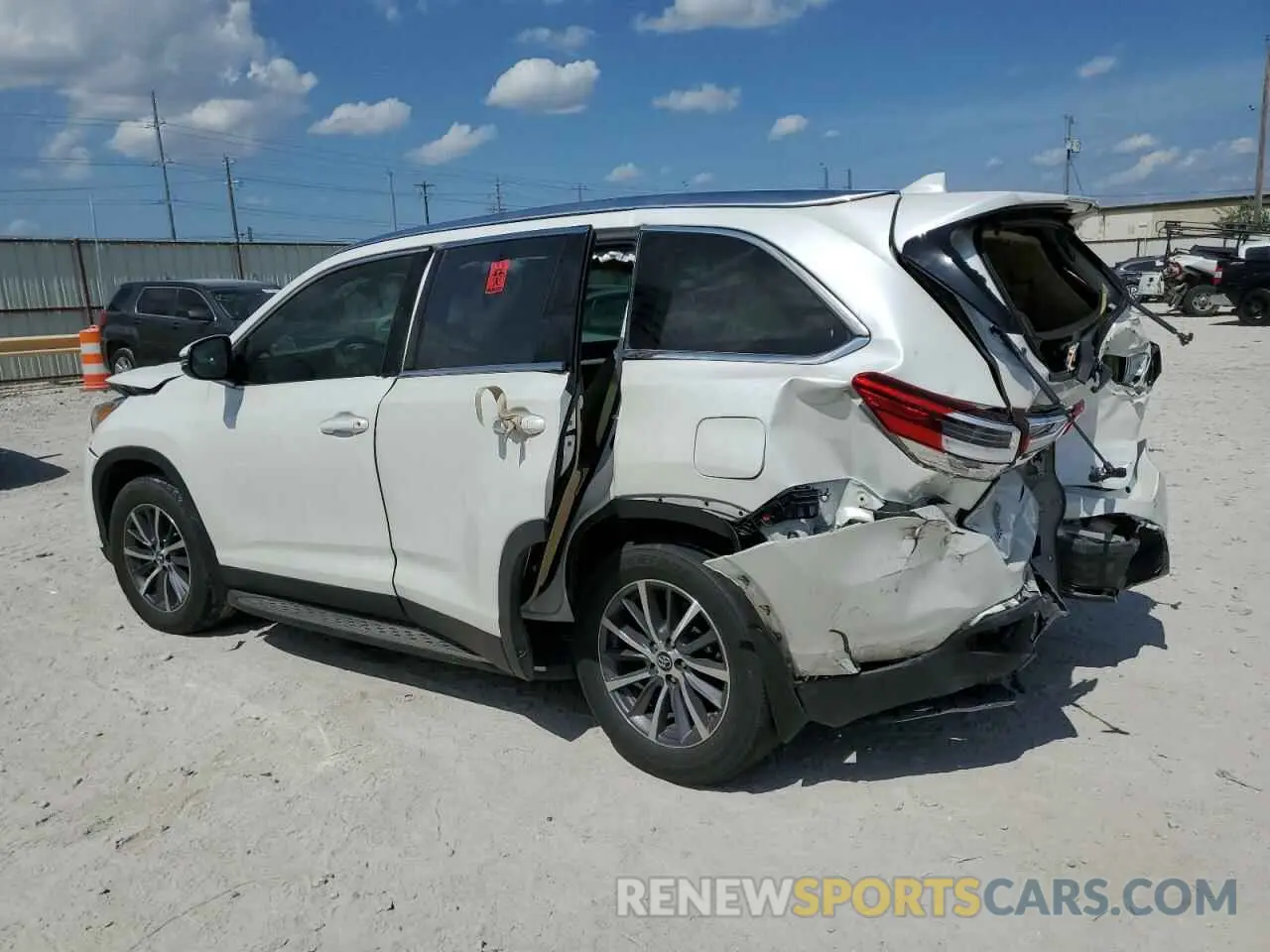2 Photograph of a damaged car 5TDKZRFH8KS357510 TOYOTA HIGHLANDER 2019