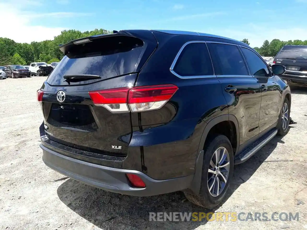 4 Photograph of a damaged car 5TDKZRFH8KS550823 TOYOTA HIGHLANDER 2019