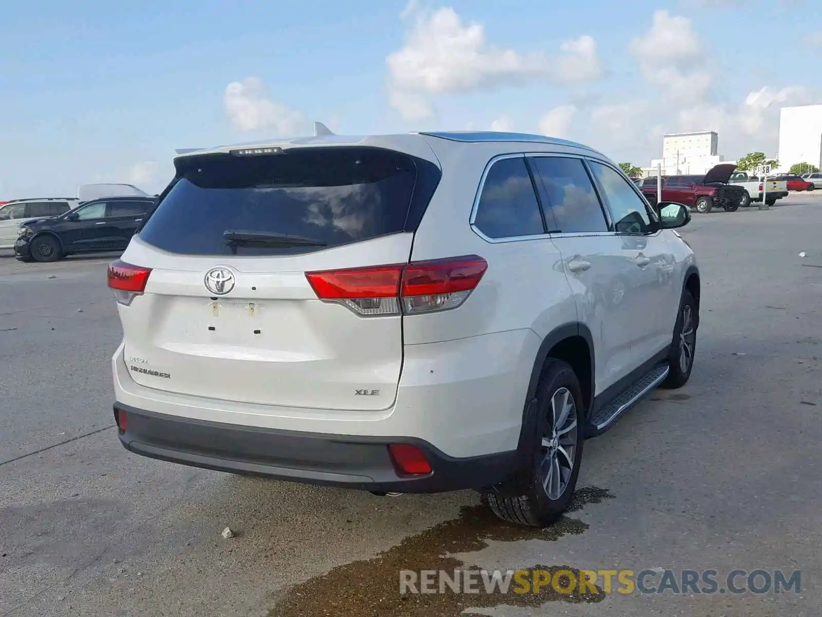 4 Photograph of a damaged car 5TDKZRFH8KS553995 TOYOTA HIGHLANDER 2019