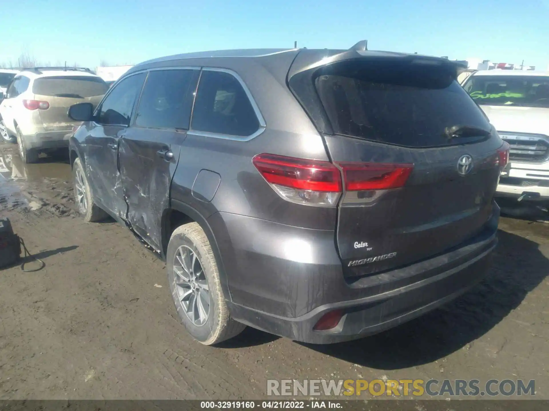 3 Photograph of a damaged car 5TDKZRFH8KS555567 TOYOTA HIGHLANDER 2019