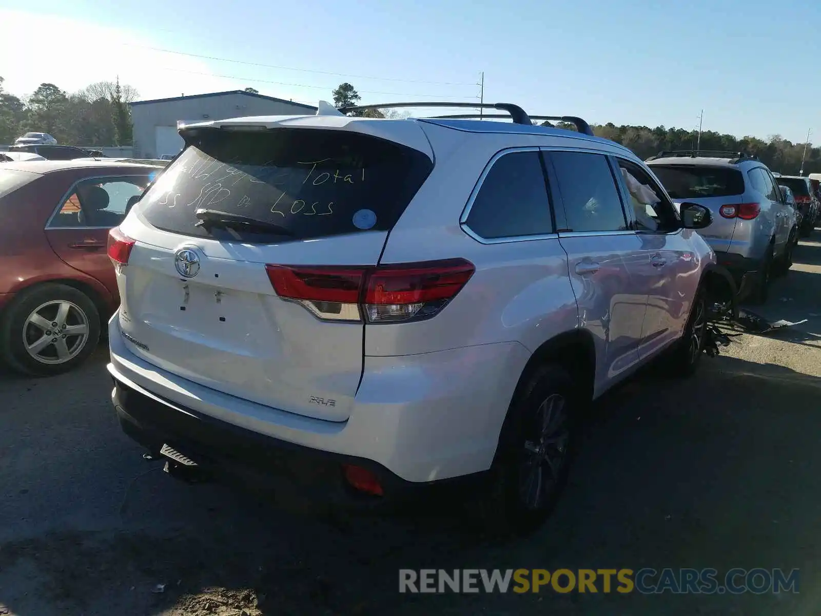 4 Photograph of a damaged car 5TDKZRFH8KS556346 TOYOTA HIGHLANDER 2019