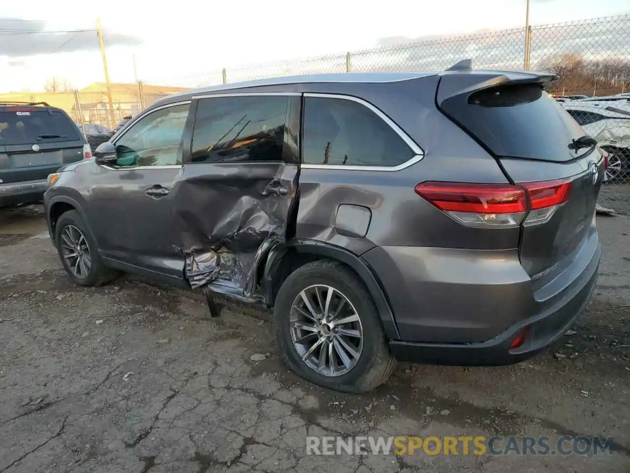 2 Photograph of a damaged car 5TDKZRFH8KS557996 TOYOTA HIGHLANDER 2019