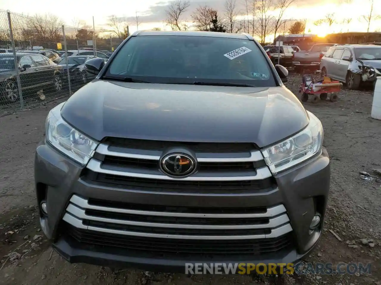 5 Photograph of a damaged car 5TDKZRFH8KS557996 TOYOTA HIGHLANDER 2019