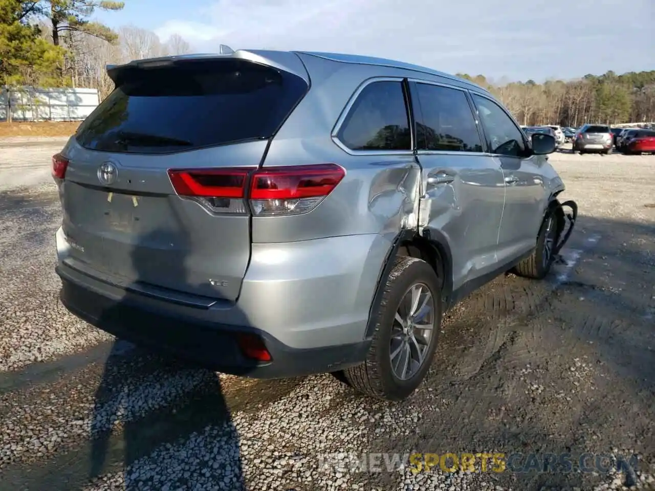 4 Photograph of a damaged car 5TDKZRFH8KS561689 TOYOTA HIGHLANDER 2019