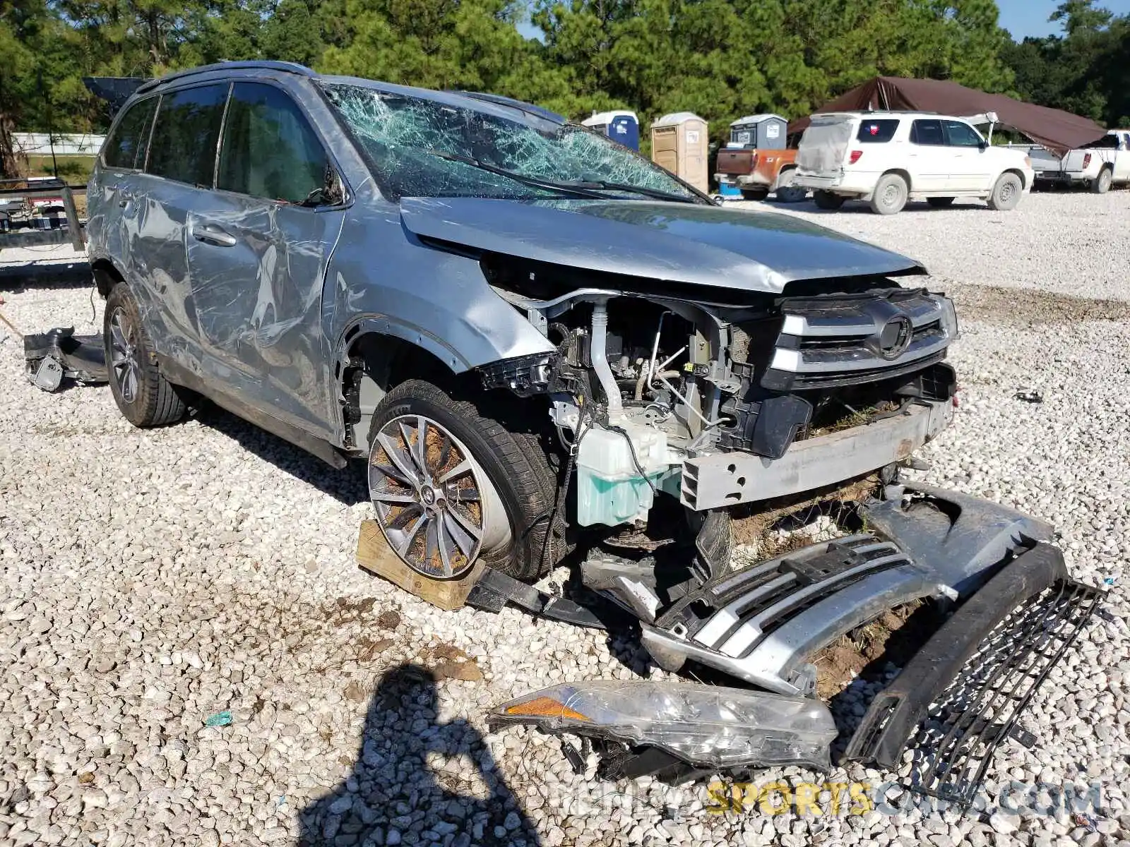 1 Photograph of a damaged car 5TDKZRFH8KS566584 TOYOTA HIGHLANDER 2019