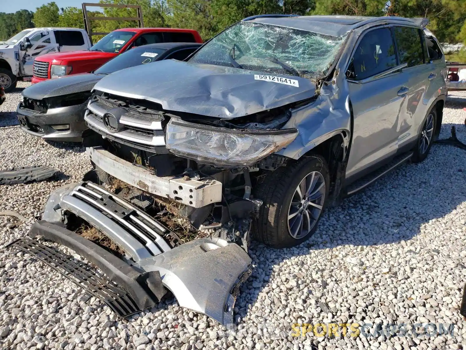 2 Photograph of a damaged car 5TDKZRFH8KS566584 TOYOTA HIGHLANDER 2019