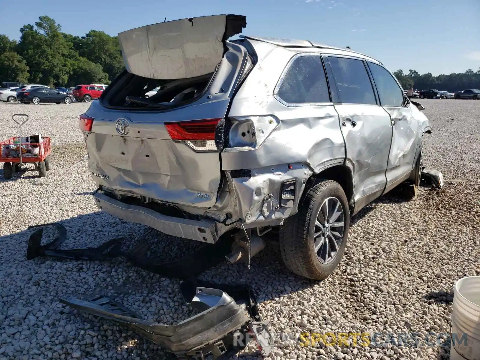 4 Photograph of a damaged car 5TDKZRFH8KS566584 TOYOTA HIGHLANDER 2019