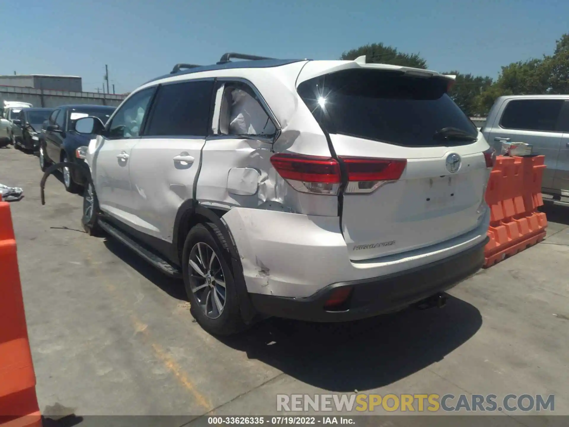 3 Photograph of a damaged car 5TDKZRFH8KS567265 TOYOTA HIGHLANDER 2019