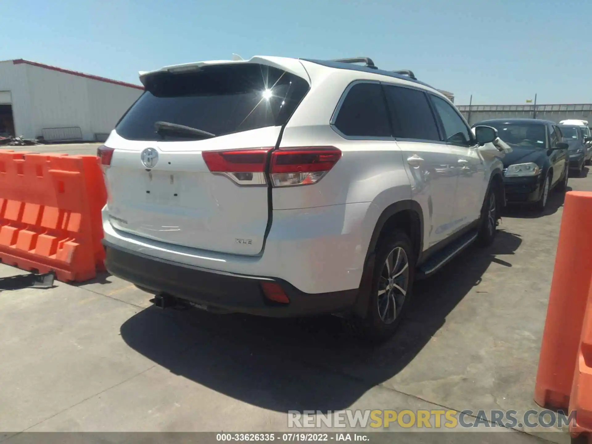 4 Photograph of a damaged car 5TDKZRFH8KS567265 TOYOTA HIGHLANDER 2019