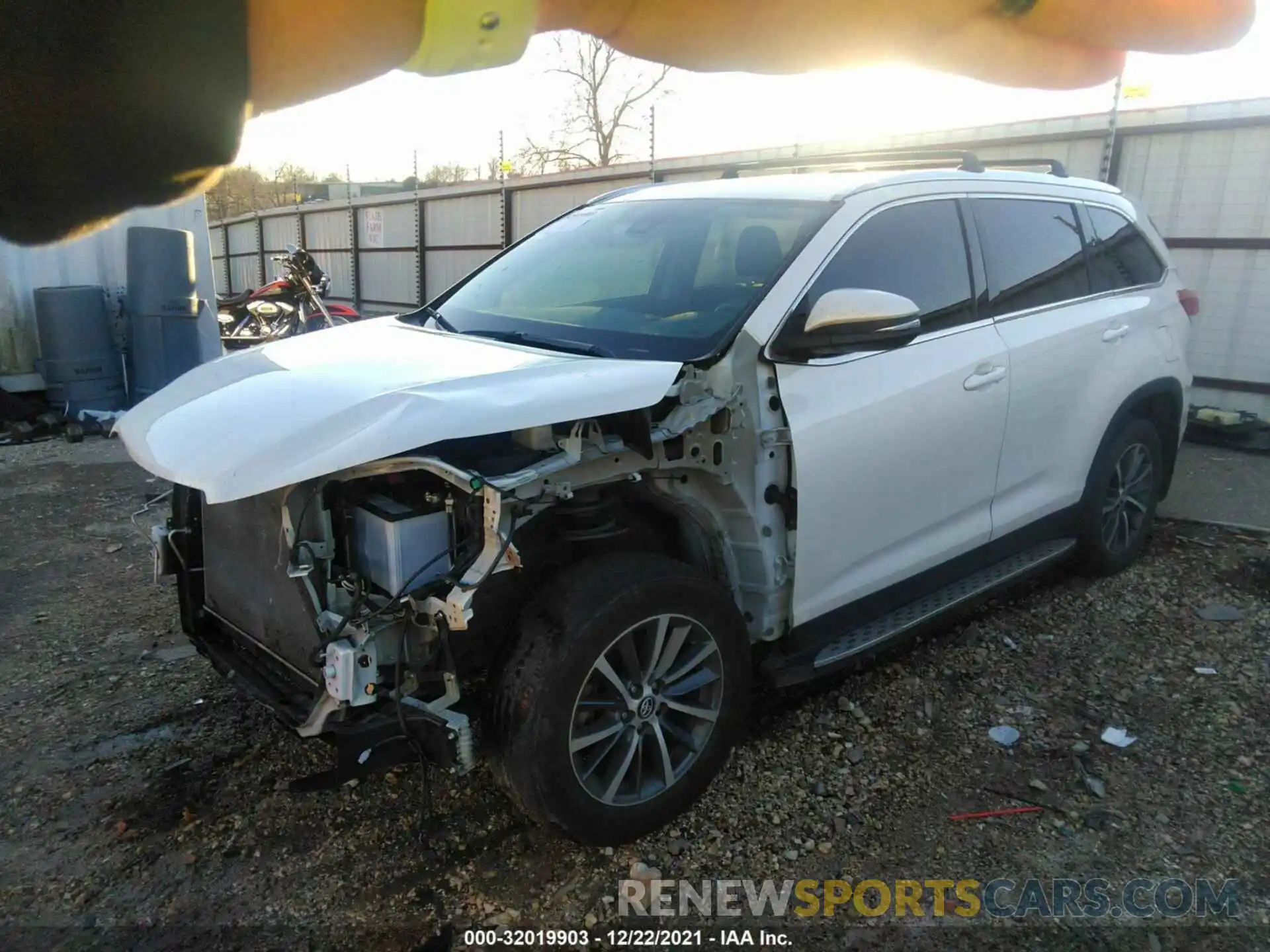 2 Photograph of a damaged car 5TDKZRFH8KS570070 TOYOTA HIGHLANDER 2019