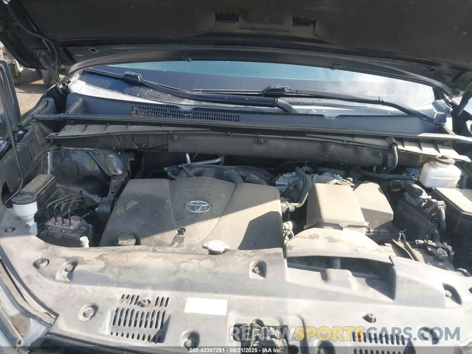 10 Photograph of a damaged car 5TDKZRFH8KS573390 TOYOTA HIGHLANDER 2019