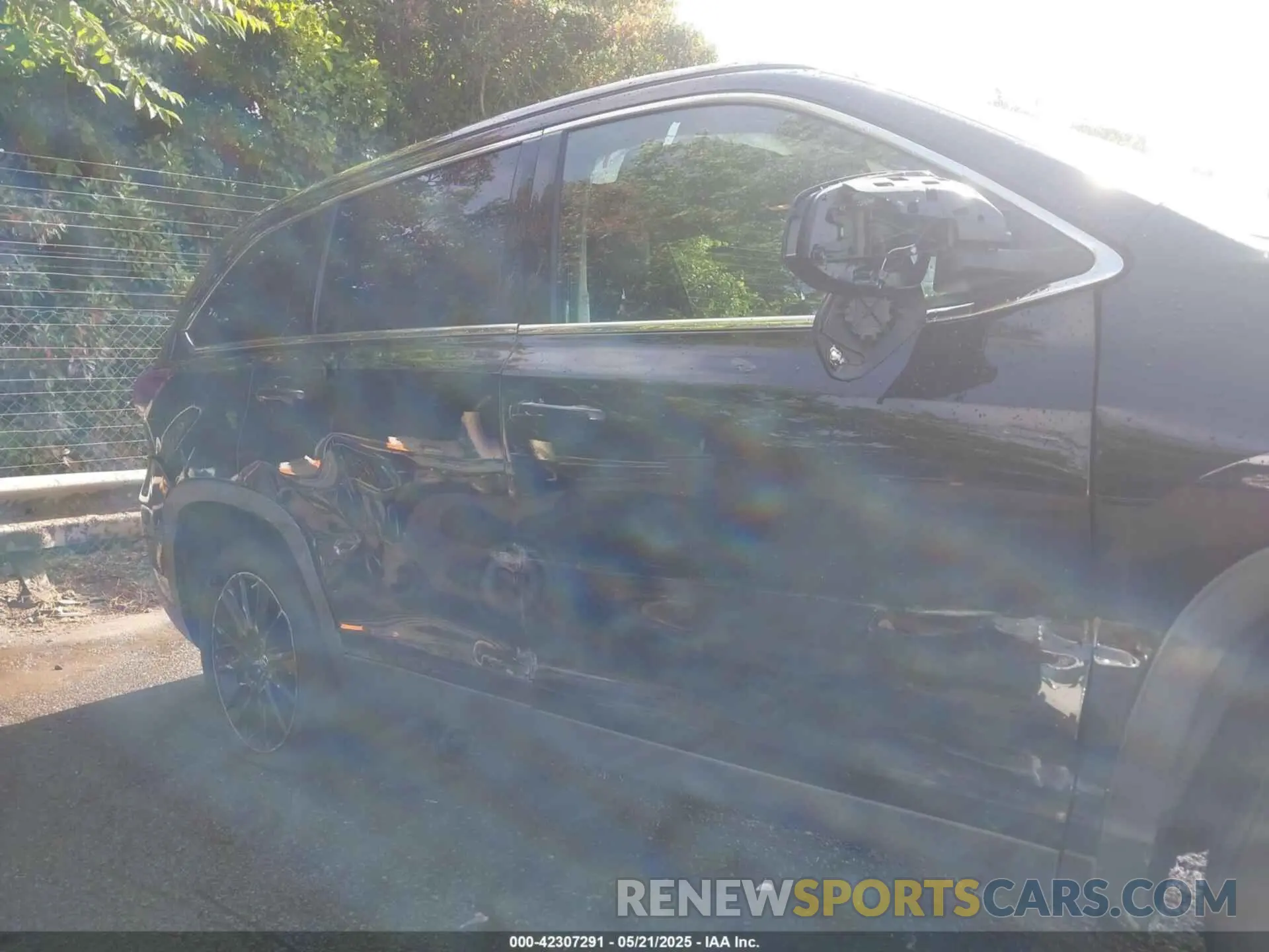 13 Photograph of a damaged car 5TDKZRFH8KS573390 TOYOTA HIGHLANDER 2019