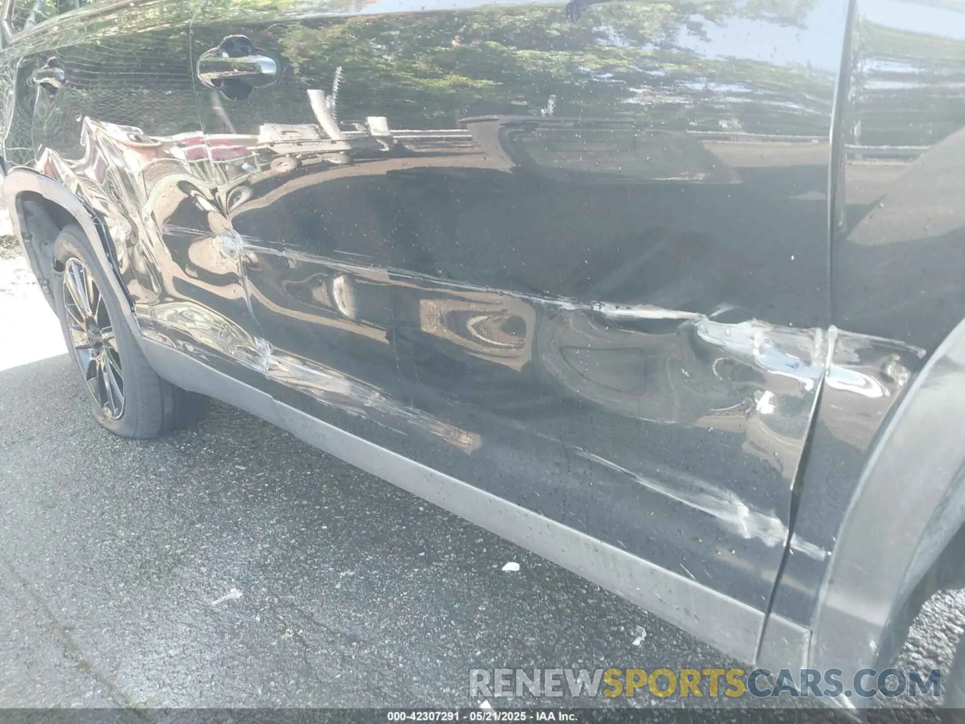 17 Photograph of a damaged car 5TDKZRFH8KS573390 TOYOTA HIGHLANDER 2019
