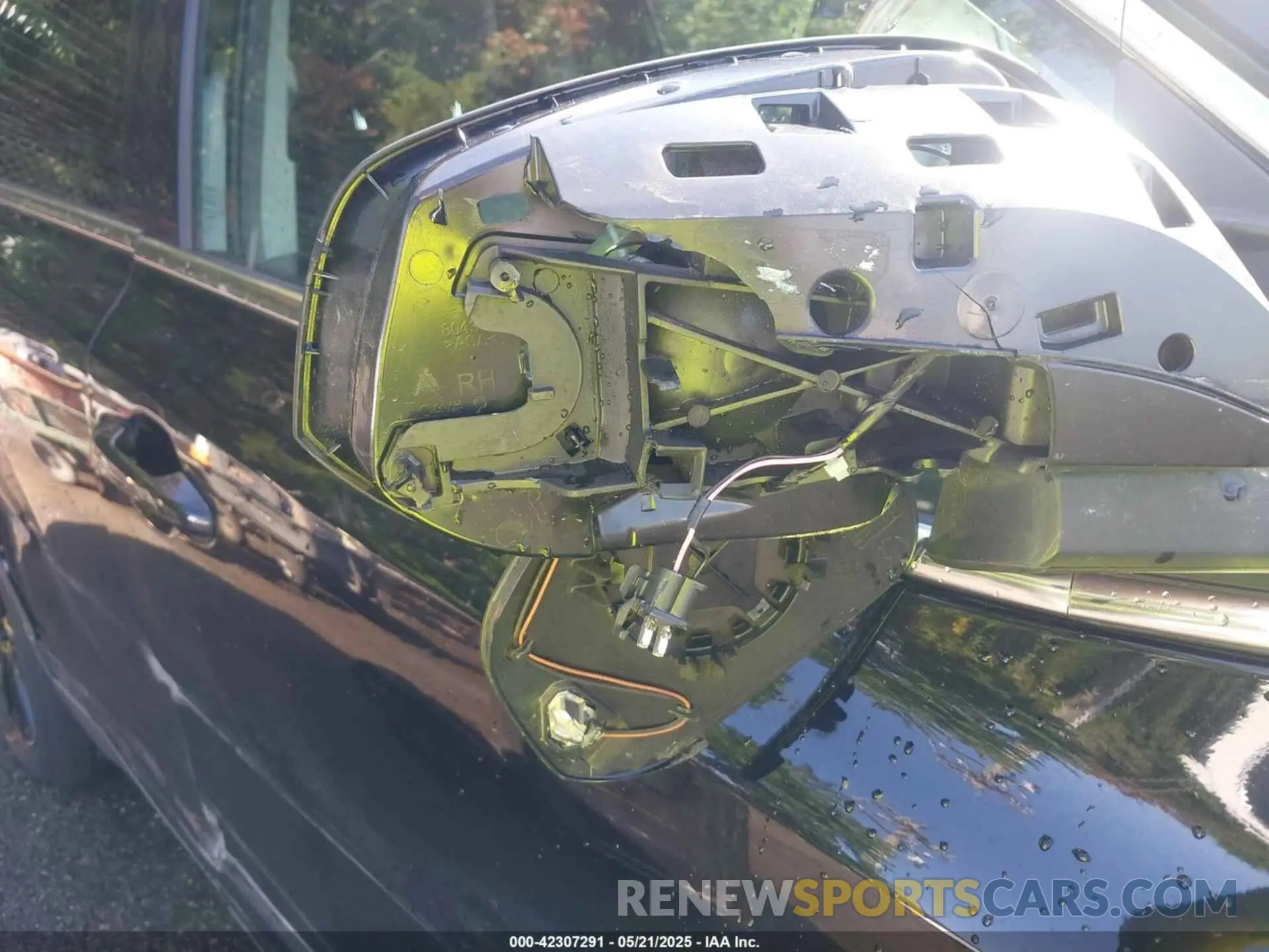 18 Photograph of a damaged car 5TDKZRFH8KS573390 TOYOTA HIGHLANDER 2019
