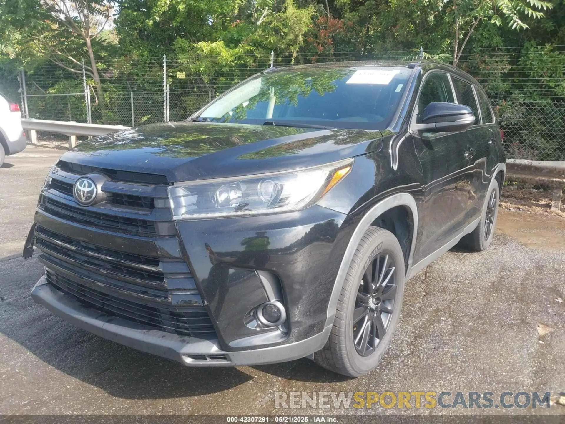 2 Photograph of a damaged car 5TDKZRFH8KS573390 TOYOTA HIGHLANDER 2019