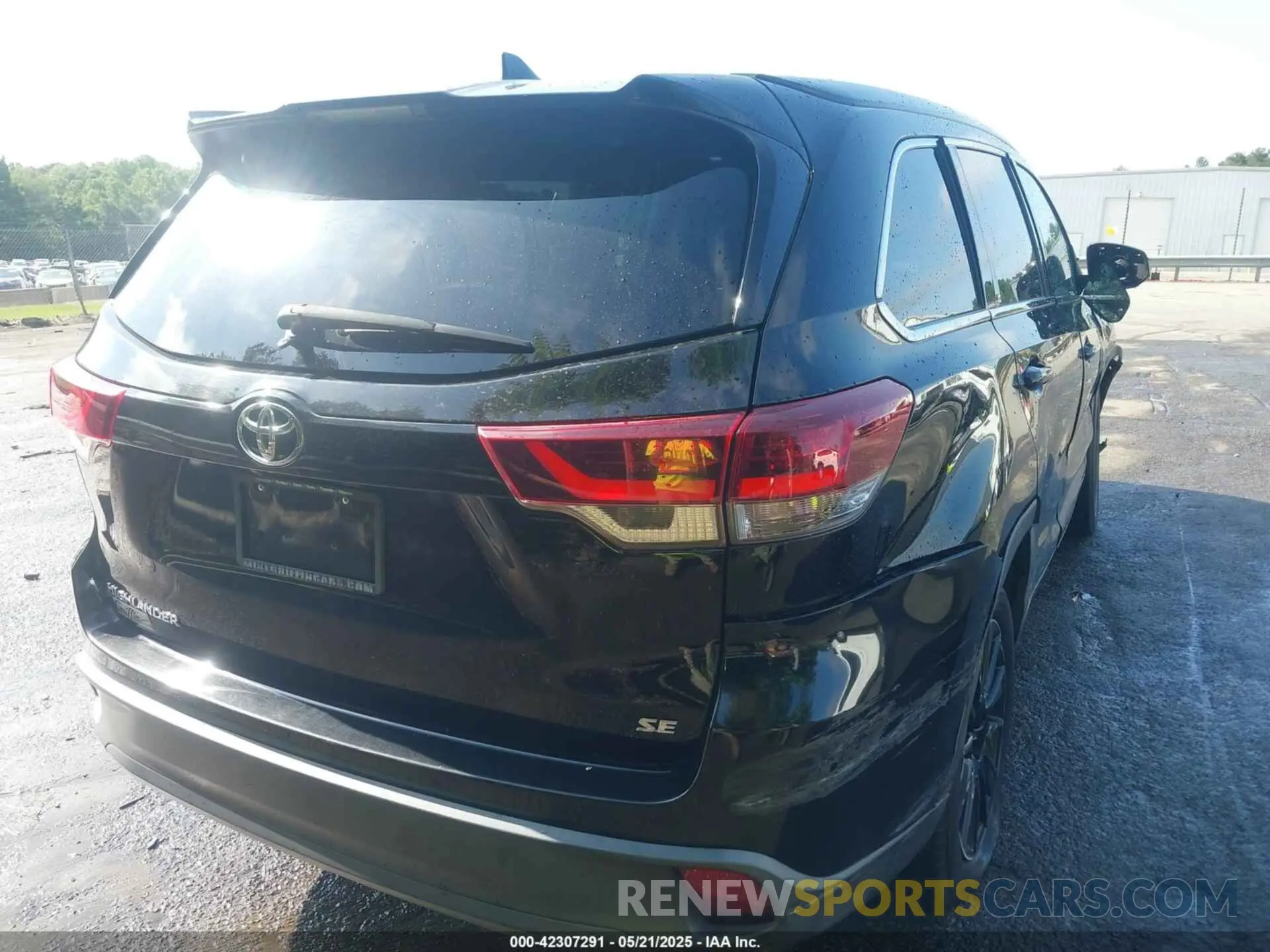 4 Photograph of a damaged car 5TDKZRFH8KS573390 TOYOTA HIGHLANDER 2019