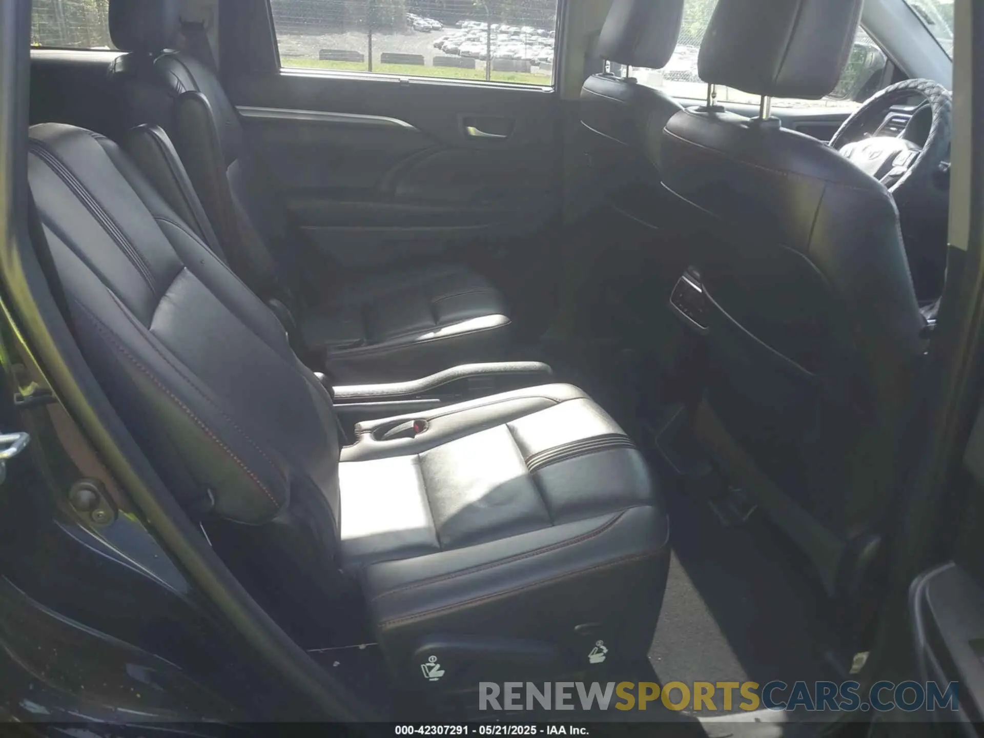 8 Photograph of a damaged car 5TDKZRFH8KS573390 TOYOTA HIGHLANDER 2019
