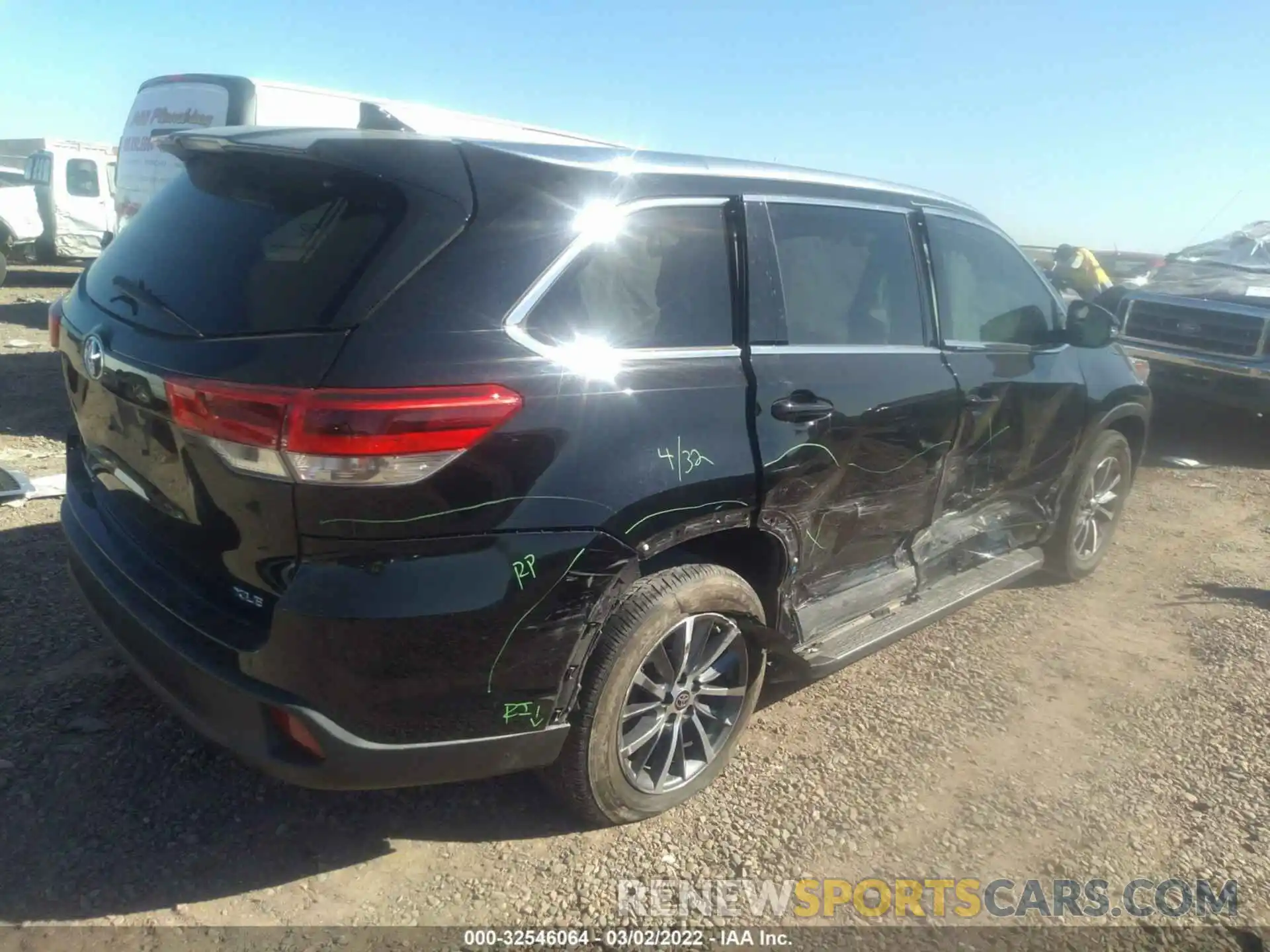 4 Photograph of a damaged car 5TDKZRFH8KS574443 TOYOTA HIGHLANDER 2019