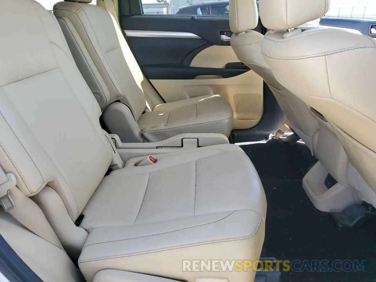 11 Photograph of a damaged car 5TDKZRFH9KS322426 TOYOTA HIGHLANDER 2019
