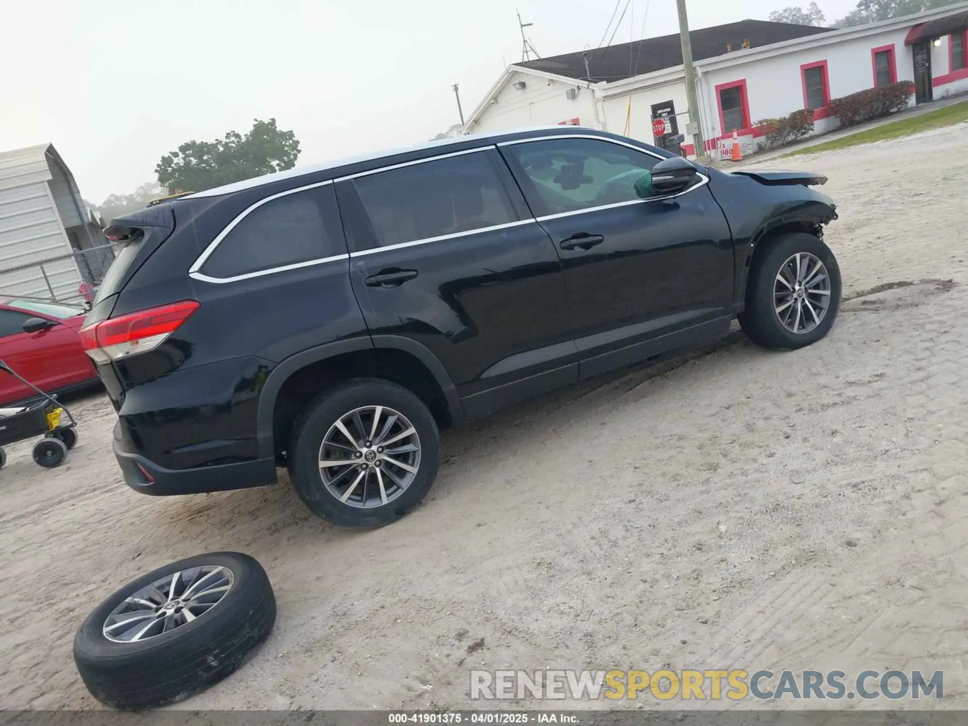 4 Photograph of a damaged car 5TDKZRFH9KS325116 TOYOTA HIGHLANDER 2019