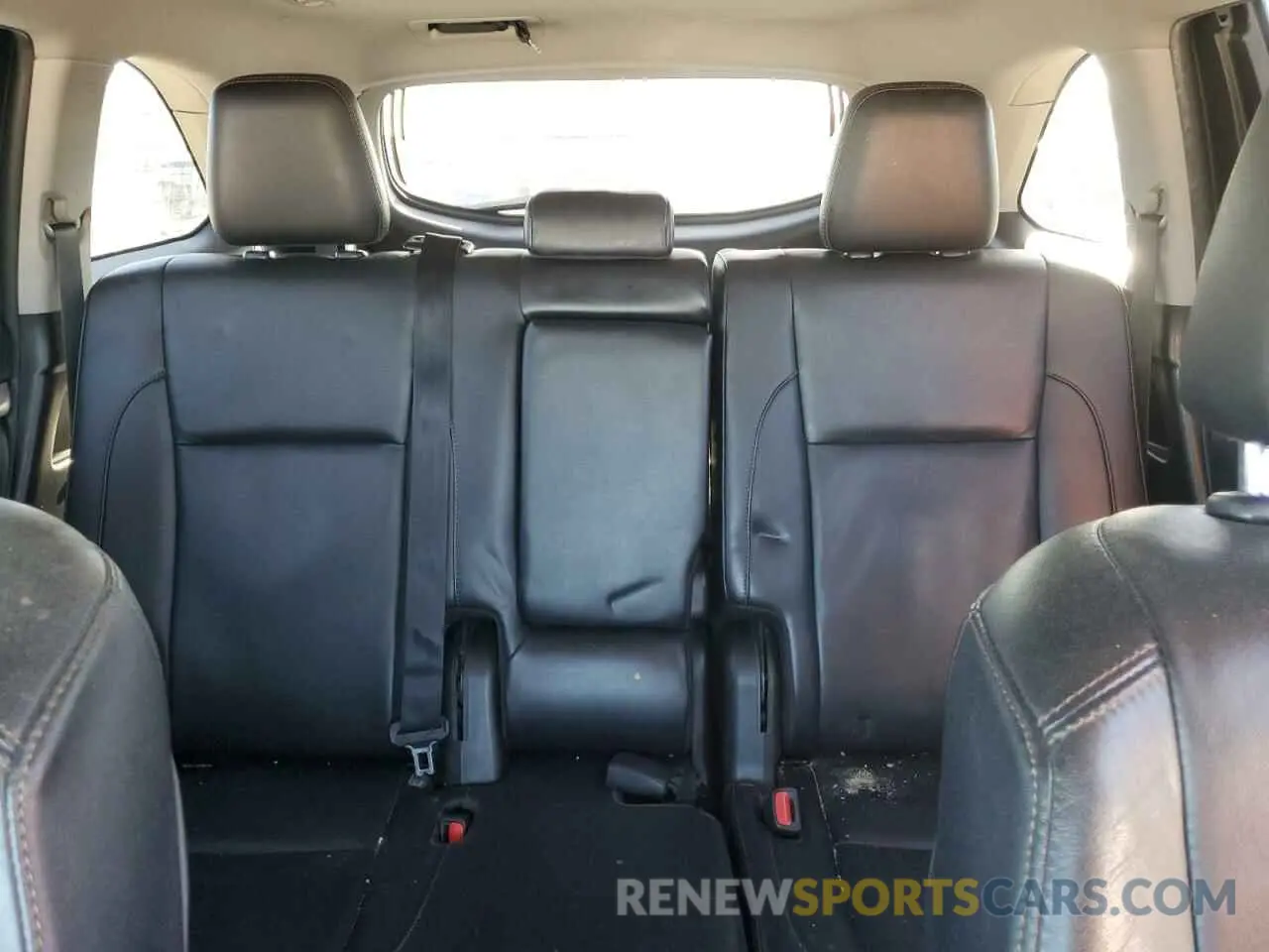 10 Photograph of a damaged car 5TDKZRFH9KS336505 TOYOTA HIGHLANDER 2019