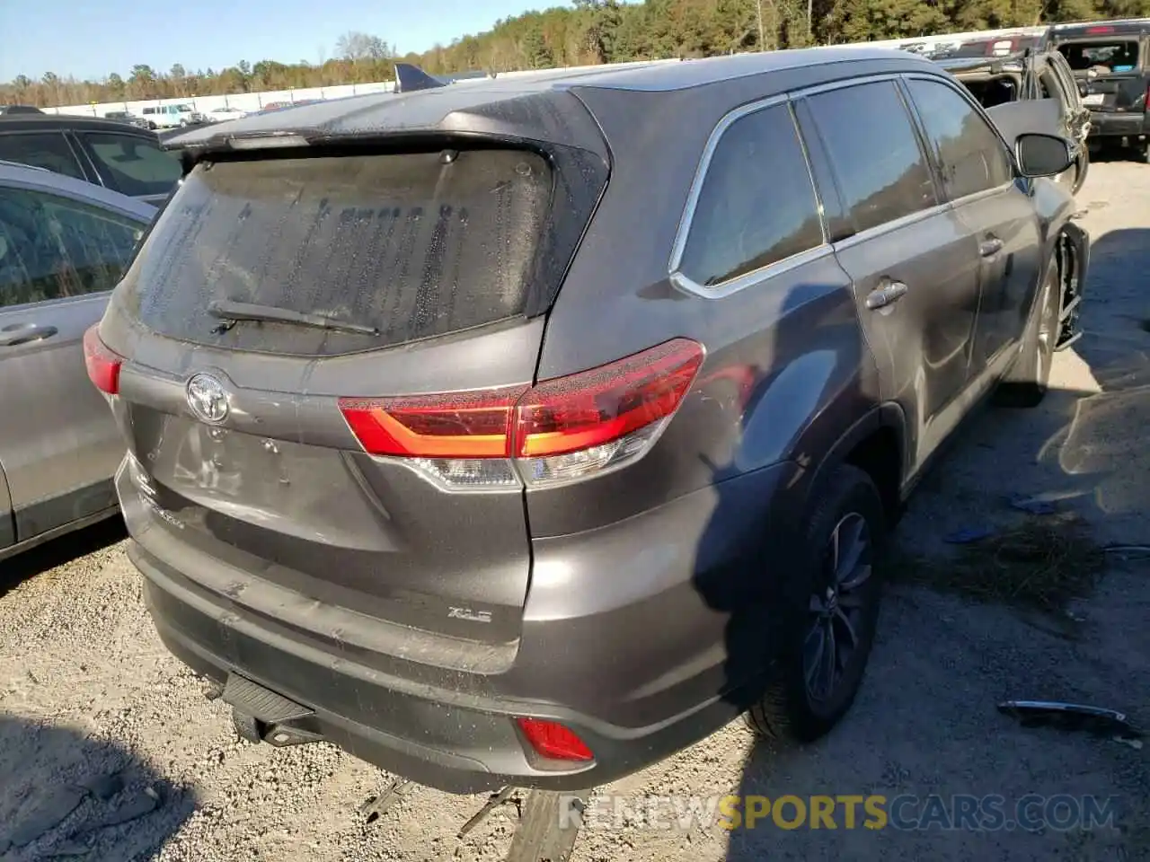 4 Photograph of a damaged car 5TDKZRFH9KS338772 TOYOTA HIGHLANDER 2019