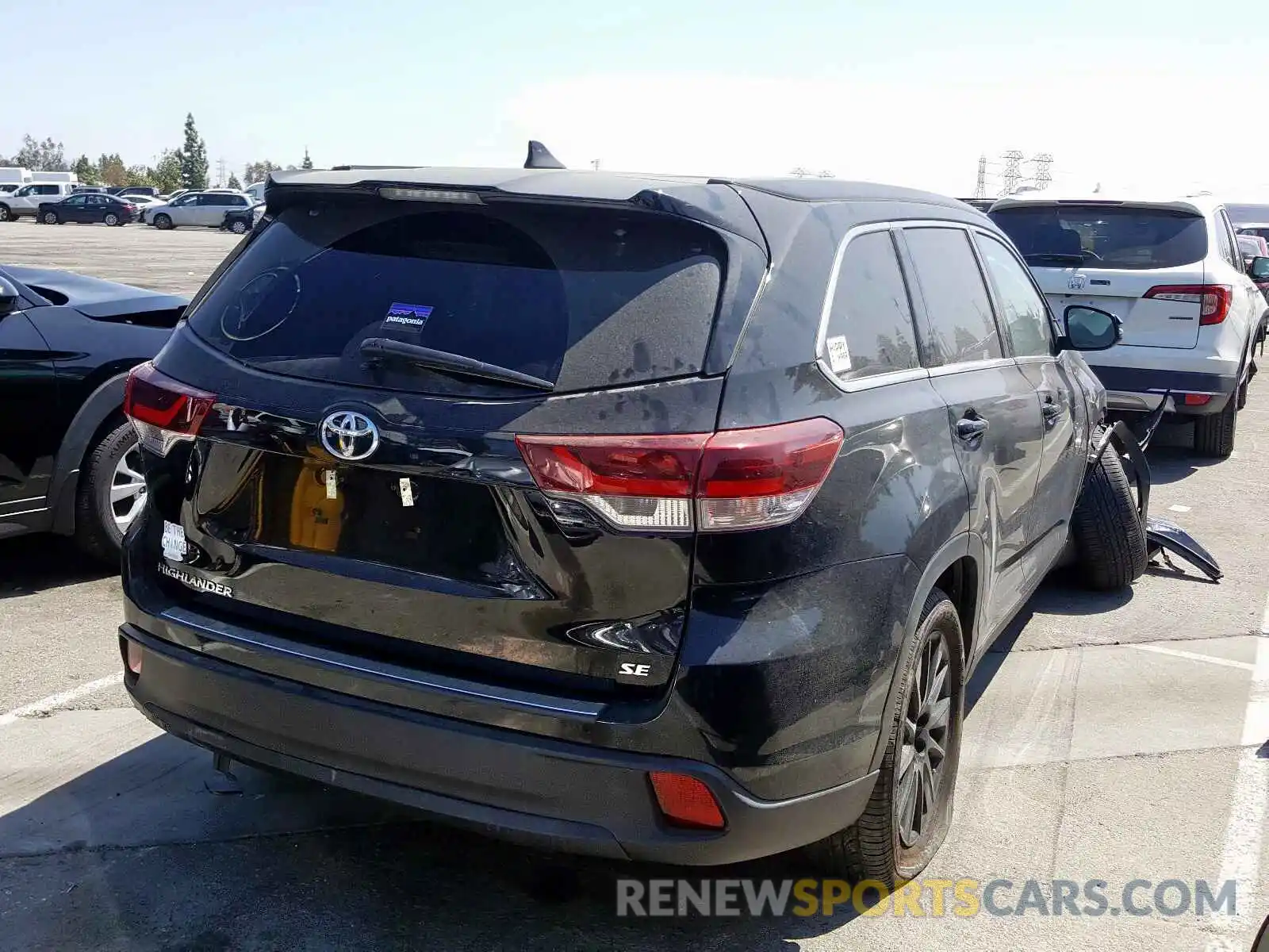 4 Photograph of a damaged car 5TDKZRFH9KS340344 TOYOTA HIGHLANDER 2019